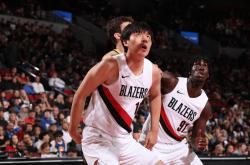 竞彩NBA-11投9分6板！杨瀚森(sēn)两次戏耍勇士球员主帥(shuài)透露专门为他布置戰(zhàn)术