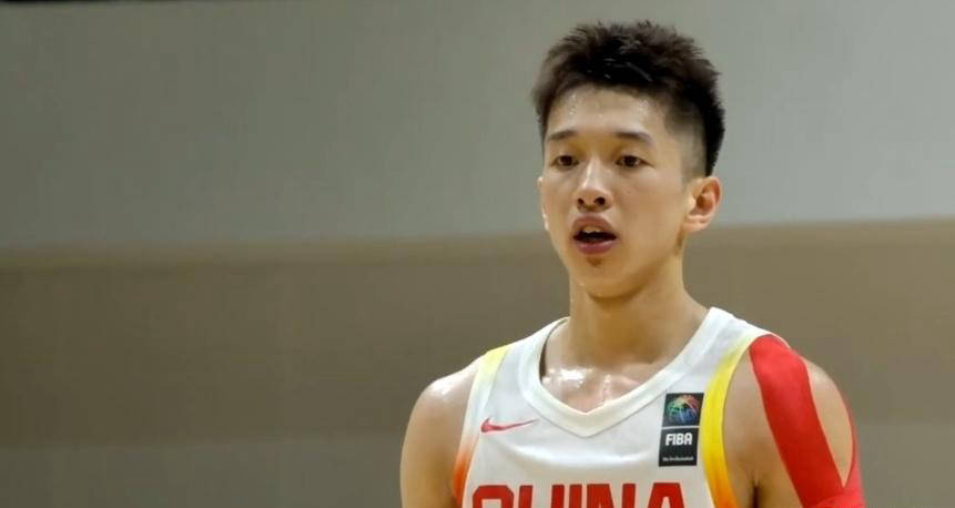 杨溢“哈登式”双后撤步遭吹罚，球迷一边倒评论