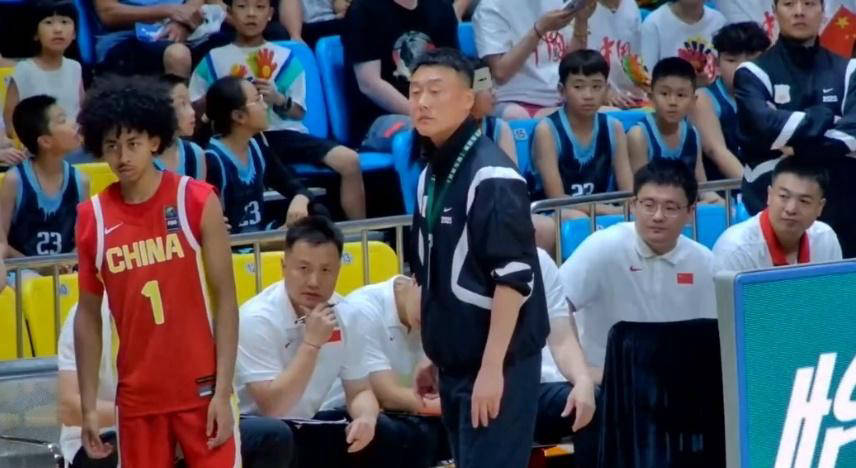 杨溢“哈登式”双后撤步遭吹罚，球迷一边倒评论