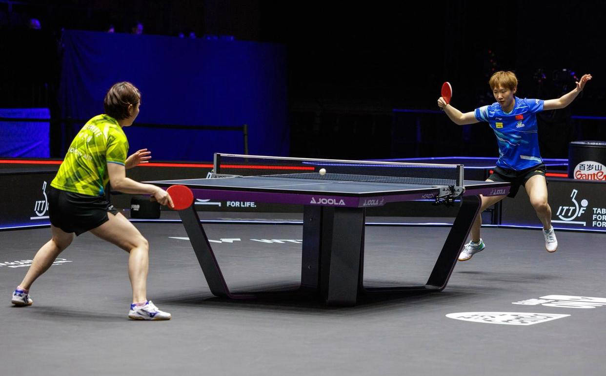 裁判双标？王曼昱发球遭误判，孙颖莎遮挡行为逃处罚引发关注