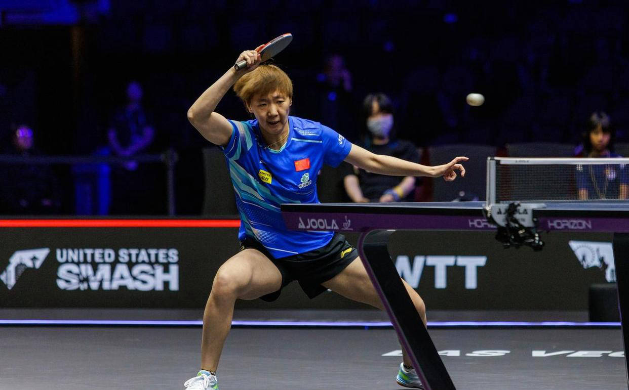 裁判双标？王曼昱发球遭误判，孙颖莎遮挡行为逃处罚引发关注