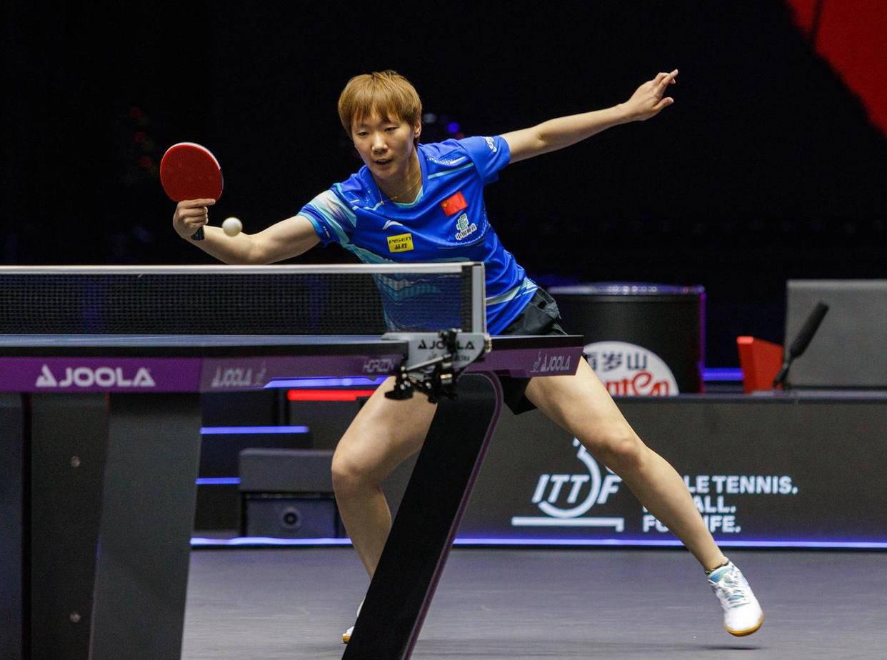 裁判双标？王曼昱发球遭误判，孙颖莎遮挡行为逃处罚引发关注