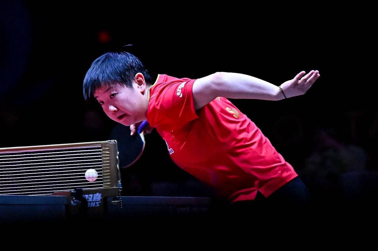 裁判双标？王曼昱发球遭误判，孙颖莎遮挡行为逃处罚引发关注