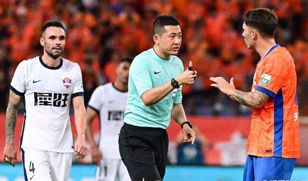 裁判张雷的争议判罚引发质疑