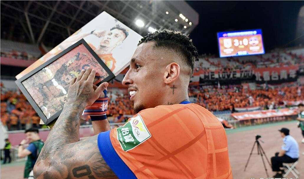 裁判张雷的争议判罚引发质疑