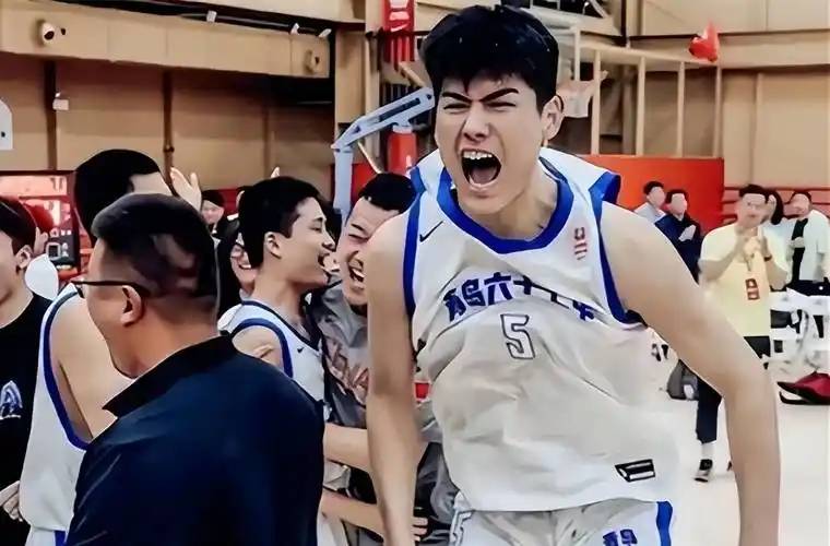 刘李：从防守做起，专注于挡拆、抢篮板等基础任务，积极创造机会