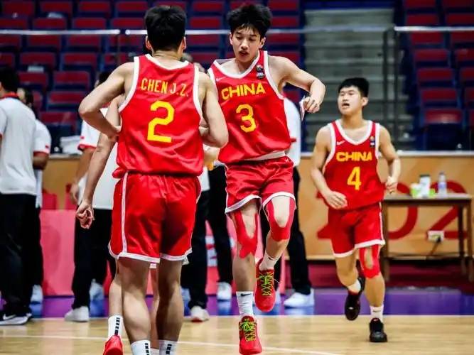 刘李：从防守做起，专注于挡拆、抢篮板等基础任务，积极创造机会