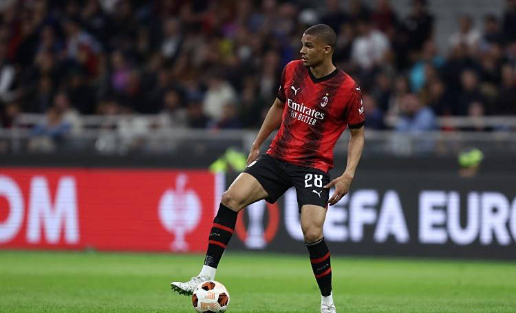 意甲转会最新动态：米兰签下两名新后卫，国际米兰面临转会难题