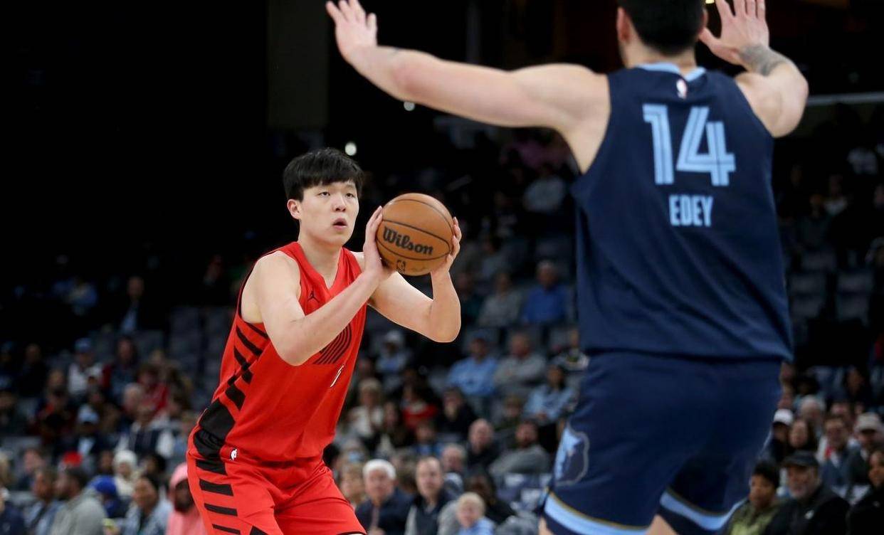 杨瀚森商业号召力拉满！NBA首发球衣从9元拍到42356元，中国企业火速赞助其发展联盟球队，开拓者中国区销量暴涨11倍，成中国篮球新门面