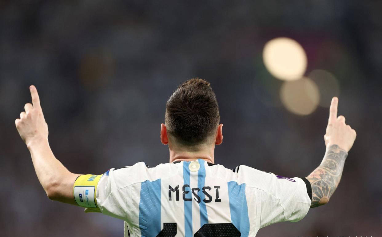 C罗前队友高度评价梅西：他是无可争议的历史第一，C罗位列第二