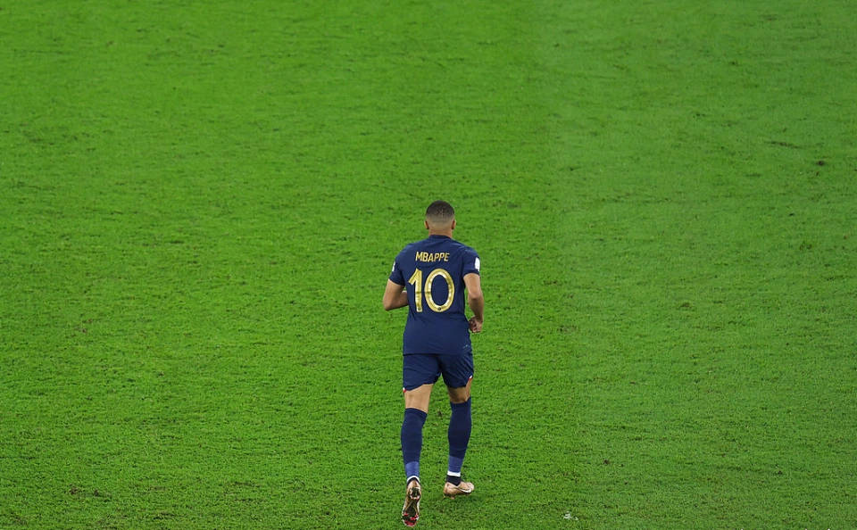 两人同样高产 为何梅西金球碾压姆巴佩？姆巴佩在俱乐部遭遇挑战？